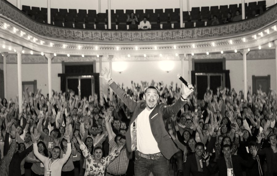 Omar Villalobos celebra con cientos de alumnos en un teatro